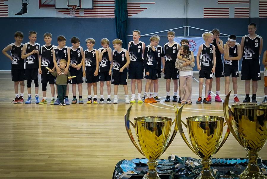 Drużyna U12 z pucharami